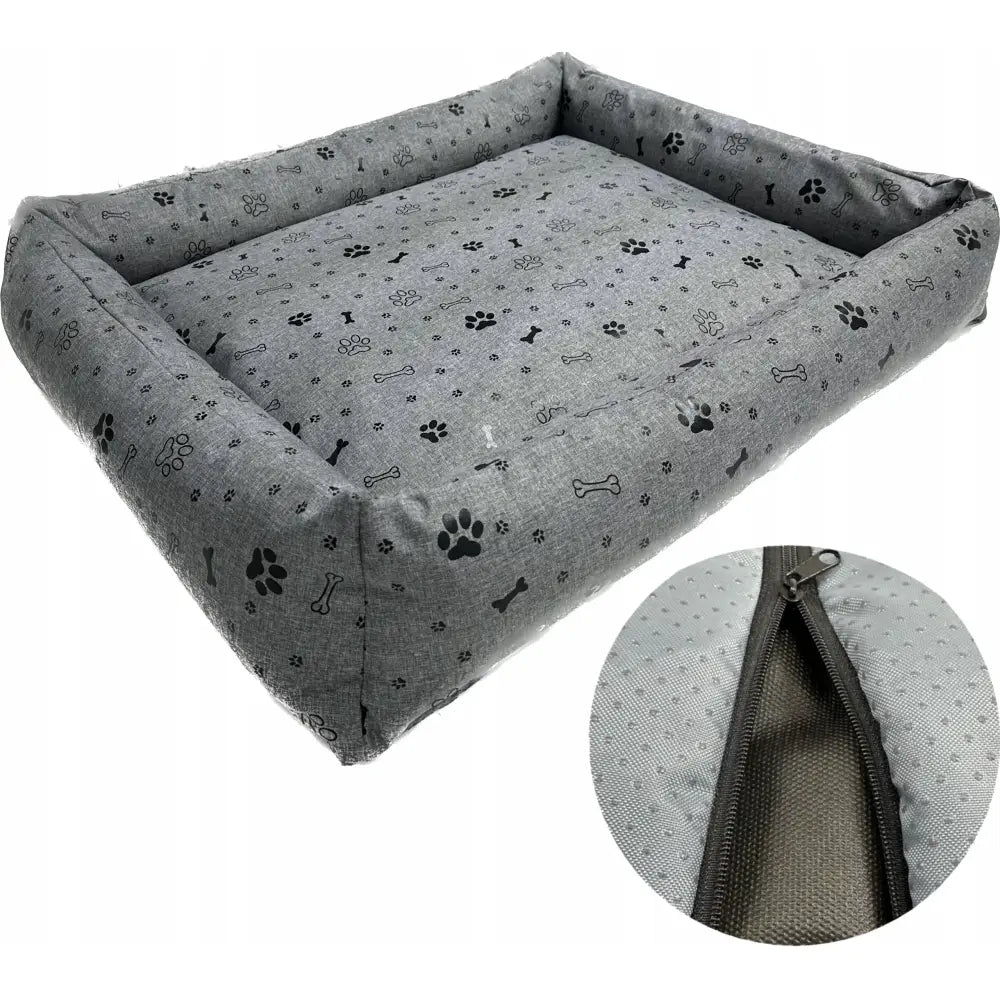 Seng til hund 115x95 cm i grått stoff med svarte pote- og benmønstre, detaljert glidelås synlig på undersiden.