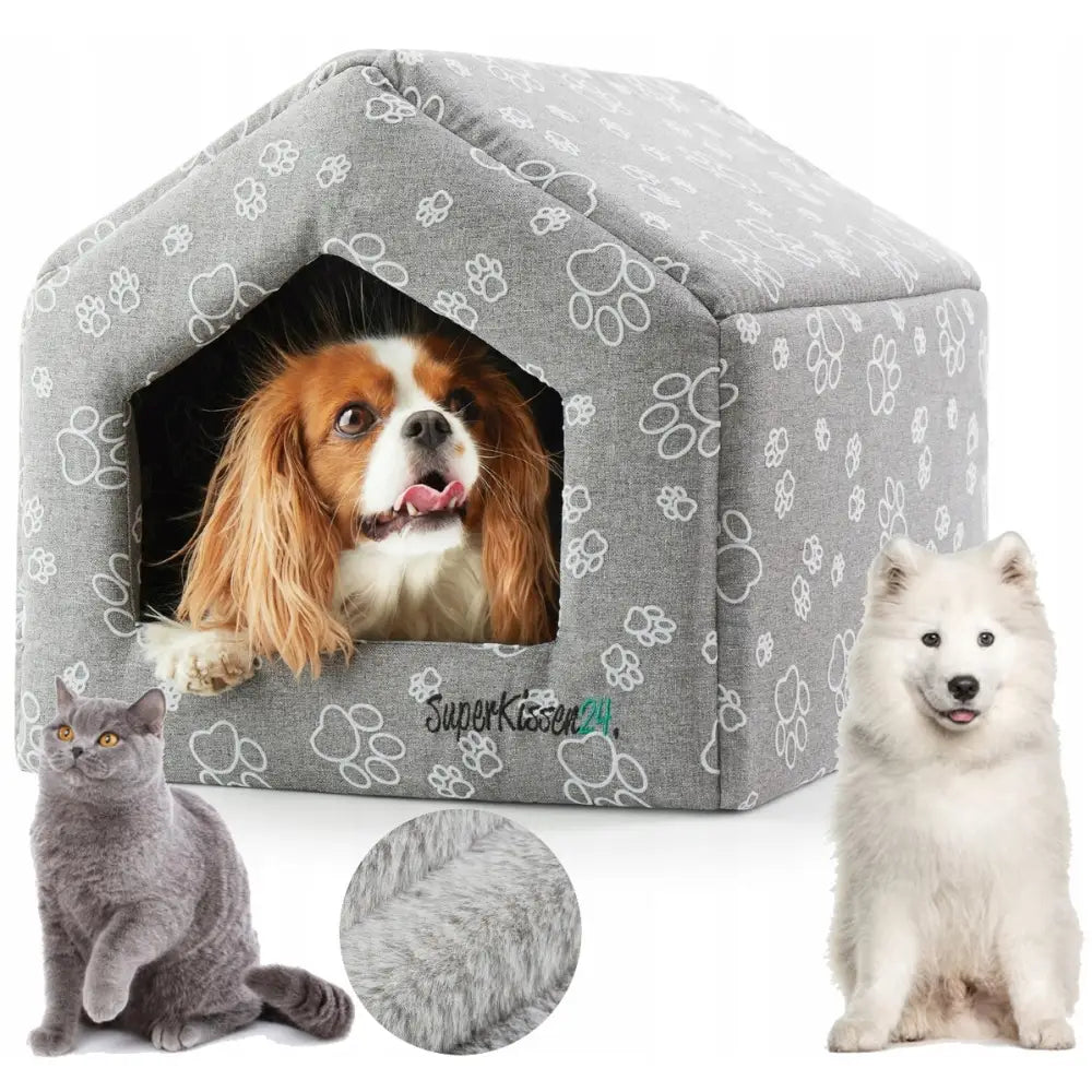 Sengehus for hund og katt i grått stoff med poteavtrykk, hund hviler inni mens katt og hund sitter utenfor.