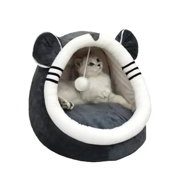 Sengehus med ører – Kattelugaren S, mørkegrå plysjhule med hvite detaljer, ører på toppen og katt som leker inni åpningen.