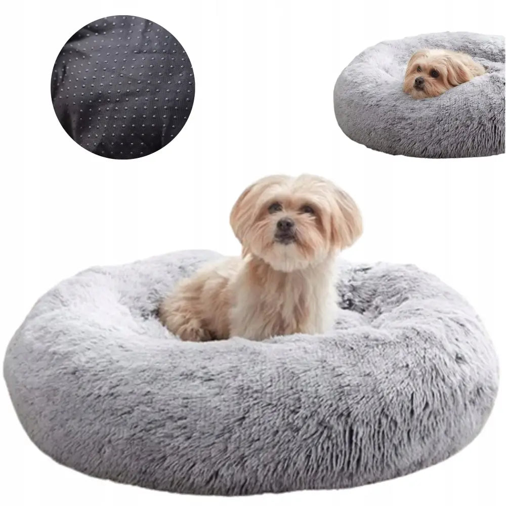 Sengeplass XL grå plysj hundeseng, frontvisning med liten hund og detalj av antiskli-bunn med gummiknotter.