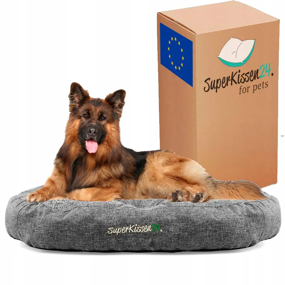 Sengepuff for hund i størrelse L, schæferhund hviler på stor rund grå seng ved siden av pappeske med logo og EU-flagg.