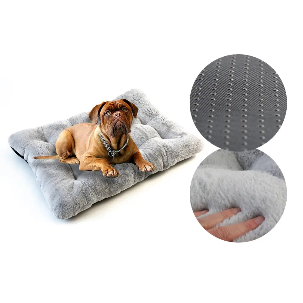Sengepute for Hund og Katt Rabbit 100x70 cm med brun hund liggende på grå, fluffy matte og synlig antiskli underside.