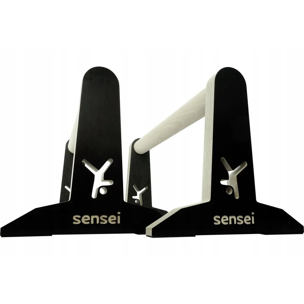 Sensei Calisthenics tårn paraletki, skråvisning med lys trestang, utskjært gymnast og sensei-logo på basen.
