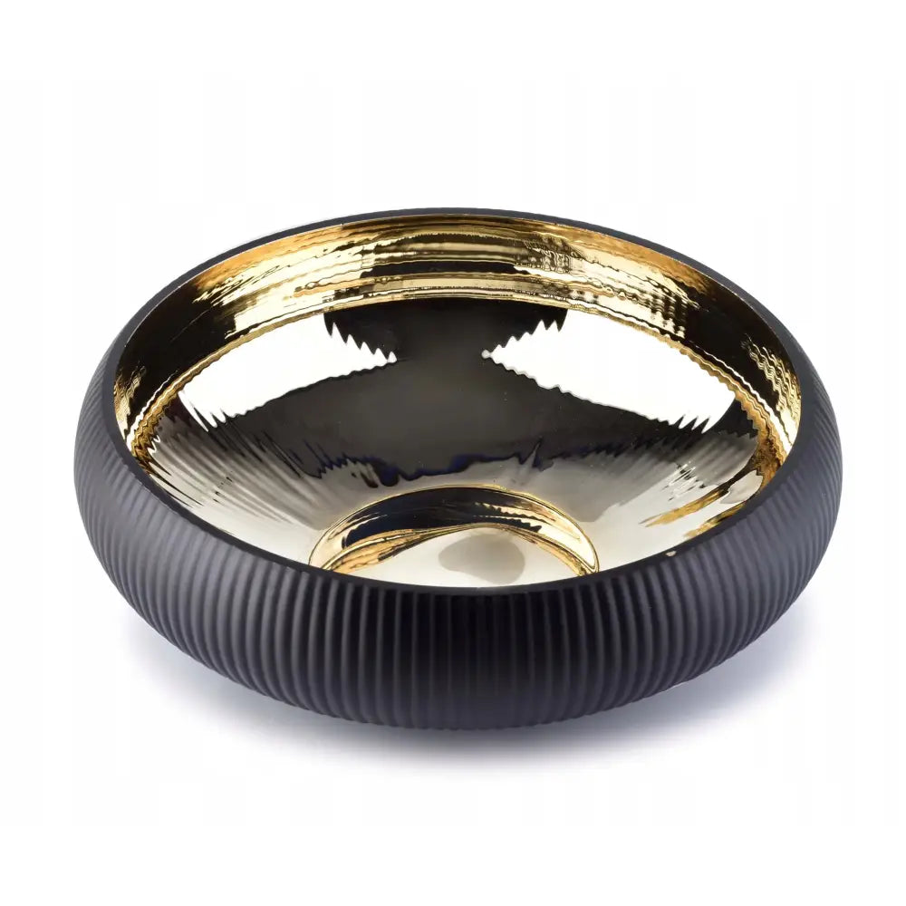 Serenite dekorativ skål med sort riflet utside og blank gullfarget innside, sett ovenfra med reflekterende effekt.