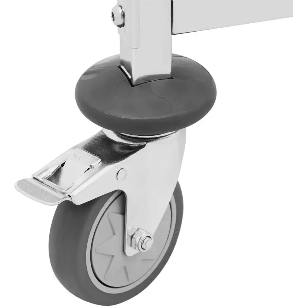 Grå gummihjul med brems og metallfeste, nærbilde av hjul montert på firkantet metallbein.