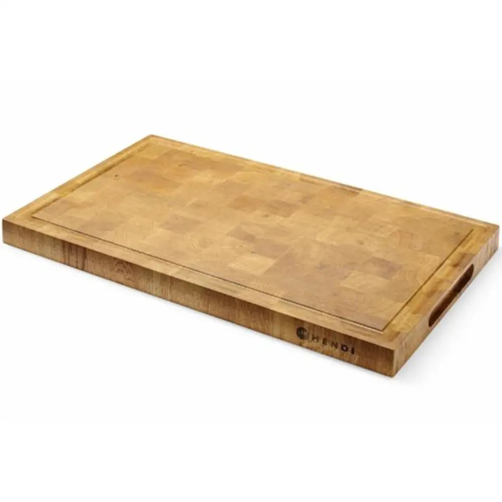 Serveringsbrett i eik, skrå vinkel som viser bordets tykkelse, håndtak og dyp juicekant rundt kanten.