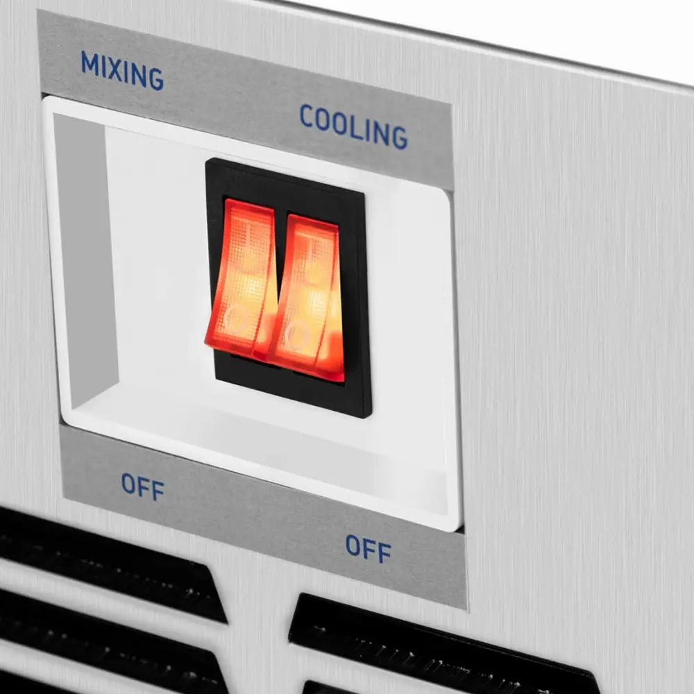 To søylebrytere med oransje lys for miksing og kjøling på serveringsautomatens metallpanel.