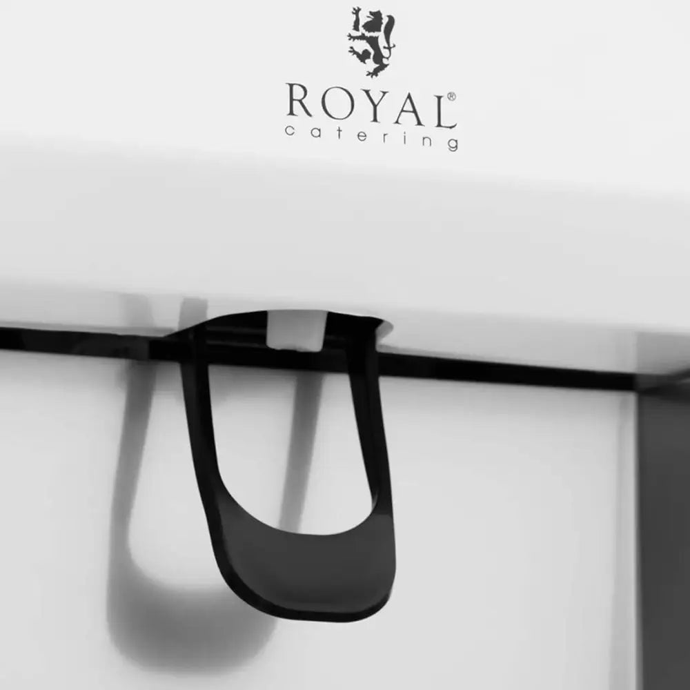 Sort plasthendel til serveringsautomat, nærbilde som viser detaljert utforming og "Royal Catering"-logo over.