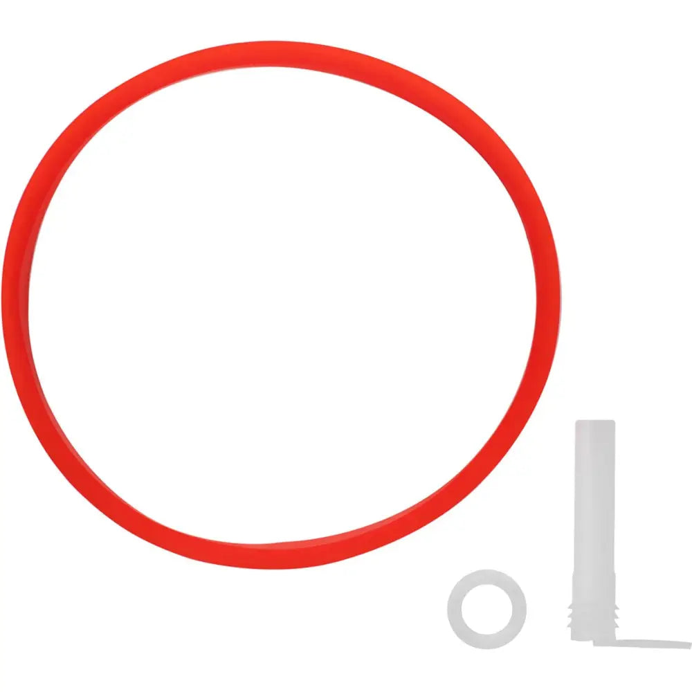 Rød silikonring til serveringsautomat, sett ovenfra, med to hvite plastdeler ved siden av på hvit bakgrunn.