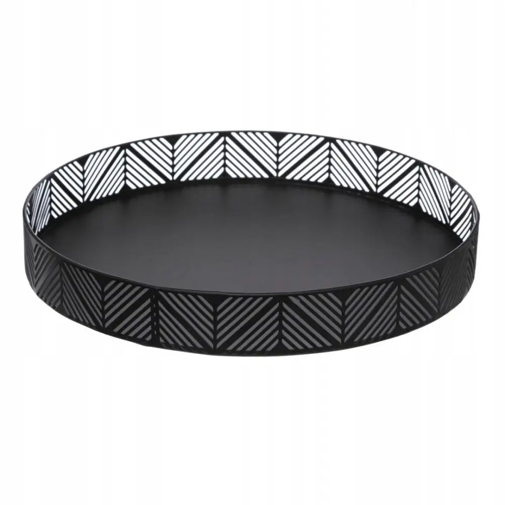 Serveringsfat Frieze 30 cm, rundt svart metallbrett med chevron-perforert kant mot hvit bakgrunn.