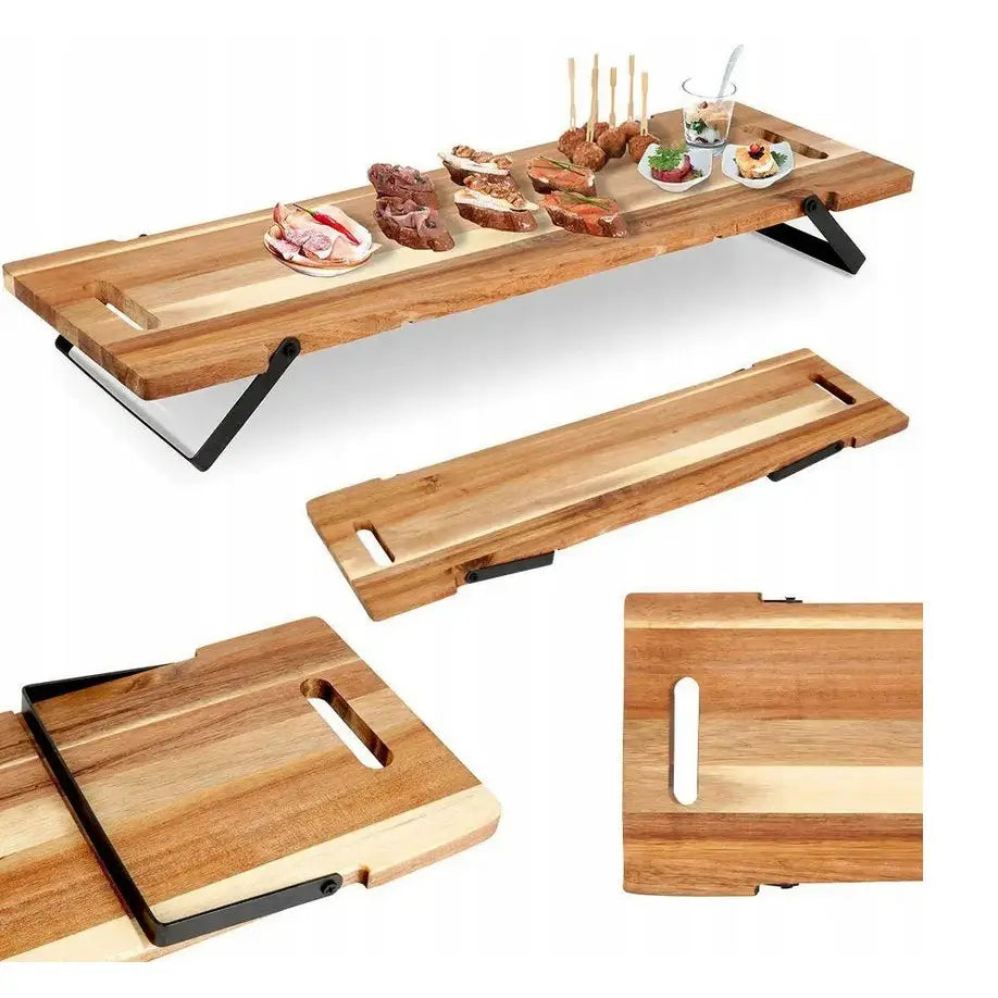 Serveringsfat i lyst tre med integrerte håndtak og sammenleggbare svarte metallben, vist med mat.