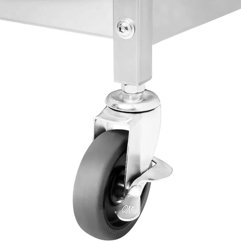 Svingbart hjul med brems i svart gummi og metallfeste, montert på benet til serveringsvogn i stål.