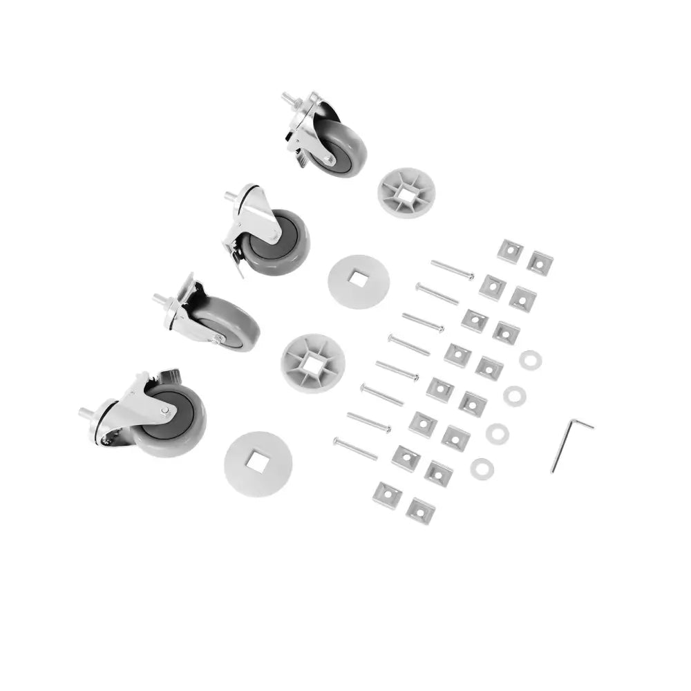 Serveringsvognens monteringssett med fire grå hjul, bremser, skruer, muttere og verktøy på hvit bakgrunn.