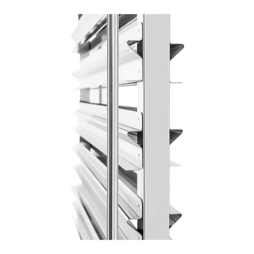 Serveringsvogn for catering, nærbilde av metallramme med hvite hyller, sett fra siden.