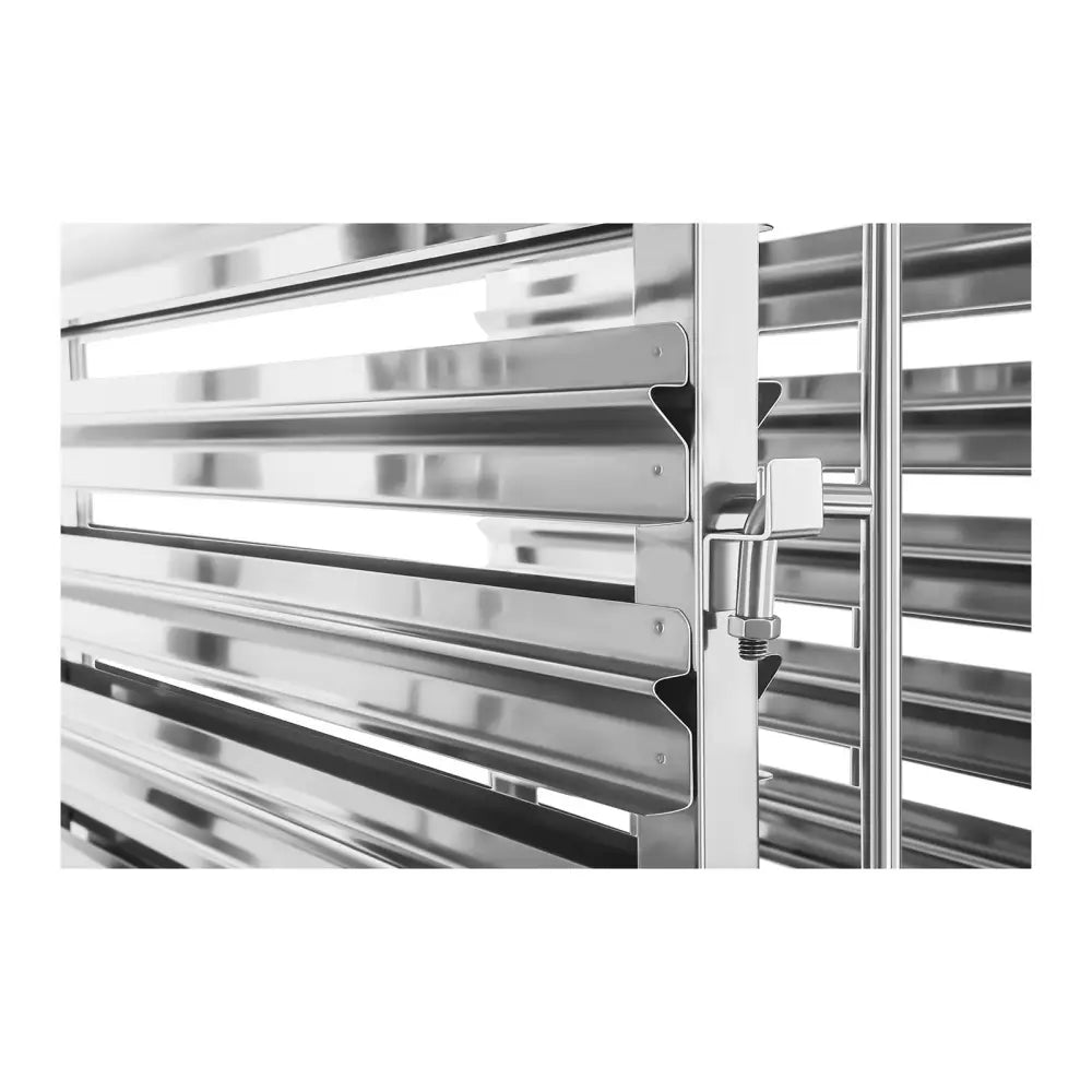 Serveringsvogn for catering, nærbilde av metallramme med hyller, synlig skrue og festeanordning.