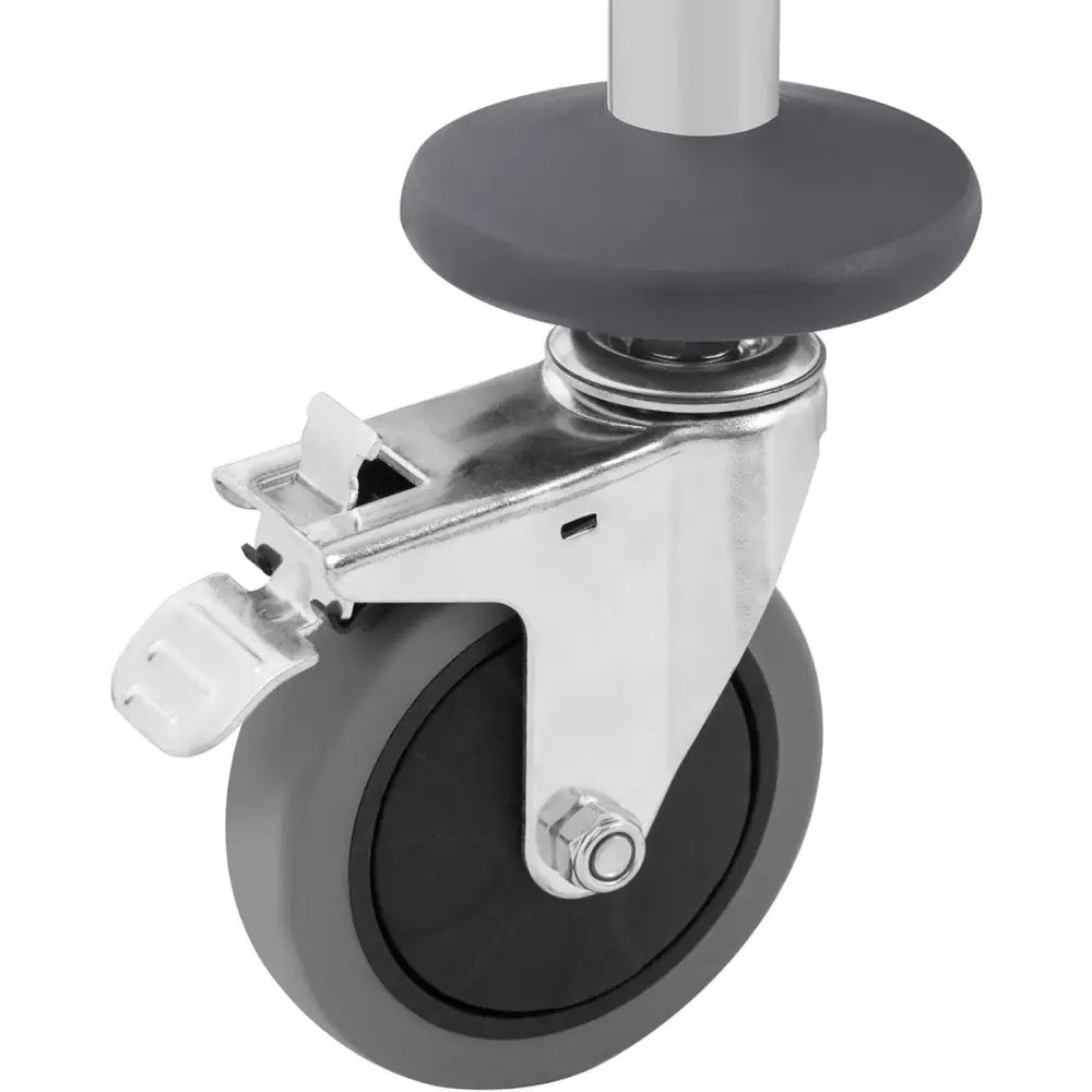 Serveringsvogn HoReCa, nærbilde av svingbart hjul med gummibelegg og tydelig metallbrems.