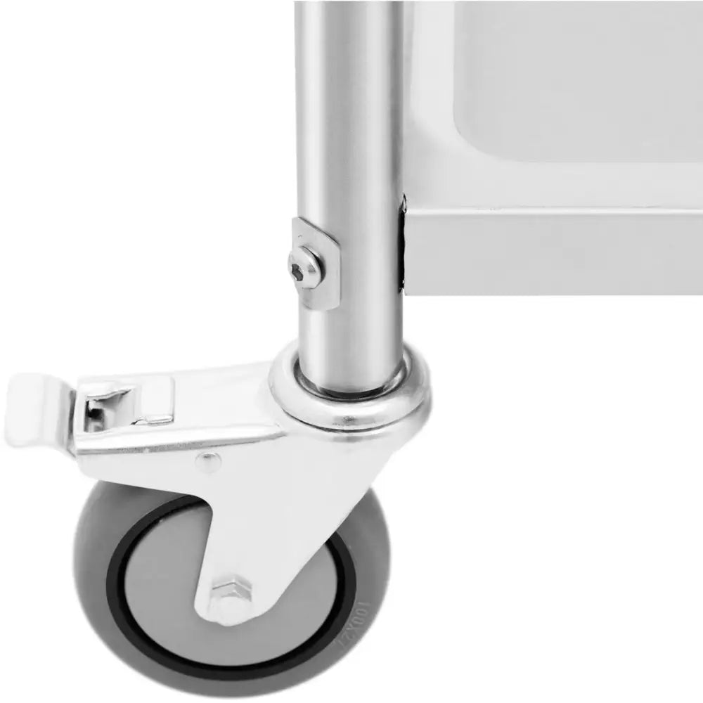 Serveringsvogn HoReCa, detaljert nærbilde av robust gummihjul med brems og metallfeste mot stålrør.