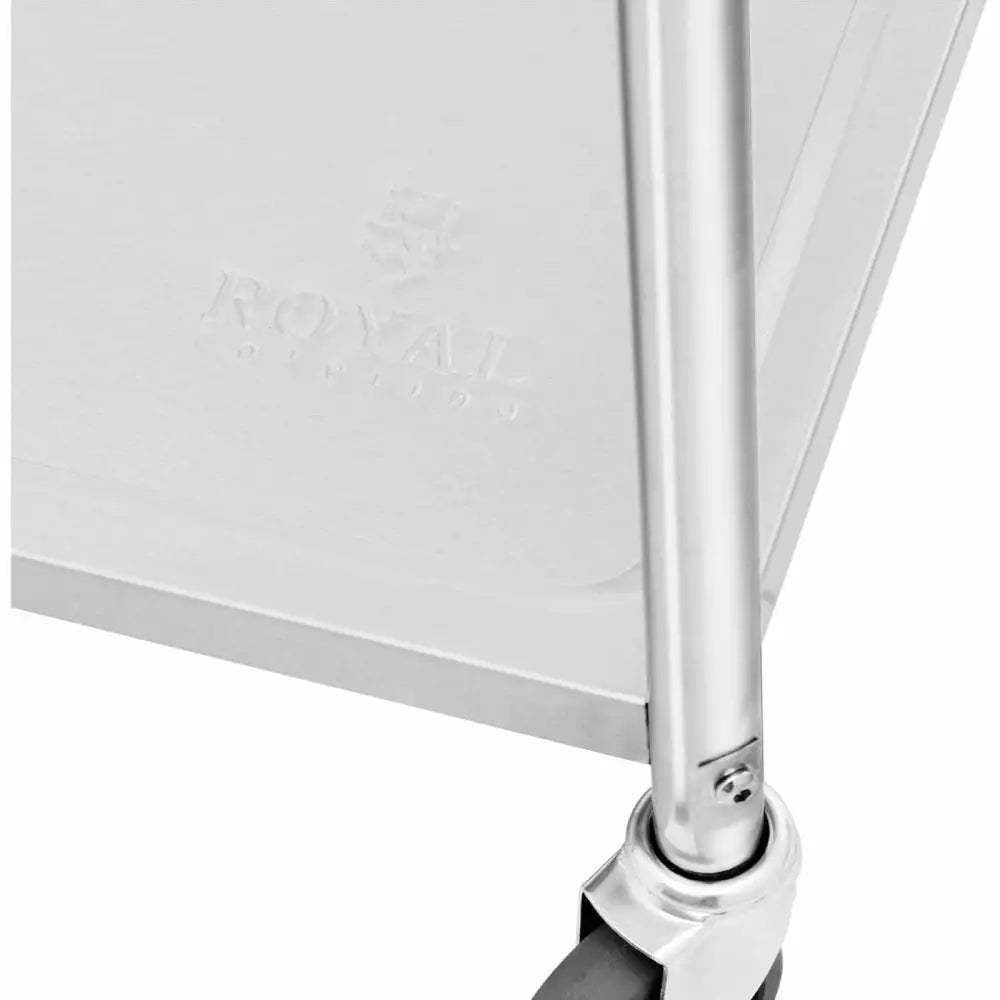 Serveringsvogn i rustfritt stål, detalj av hjørne med hjulramme og preget logo på hylleplaten.