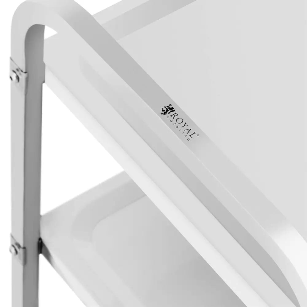 Serveringsvogn i rustfritt stål, nærbilde av to hyller og Royal Catering-logo på sidekanten.