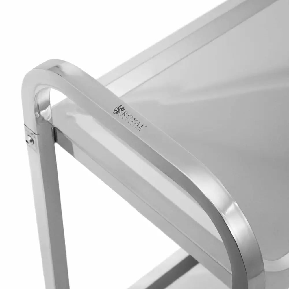 Serveringsvogn i blankt metall, nærbilde av hjørne og synlig ROYAL Catering-logo på rammen.