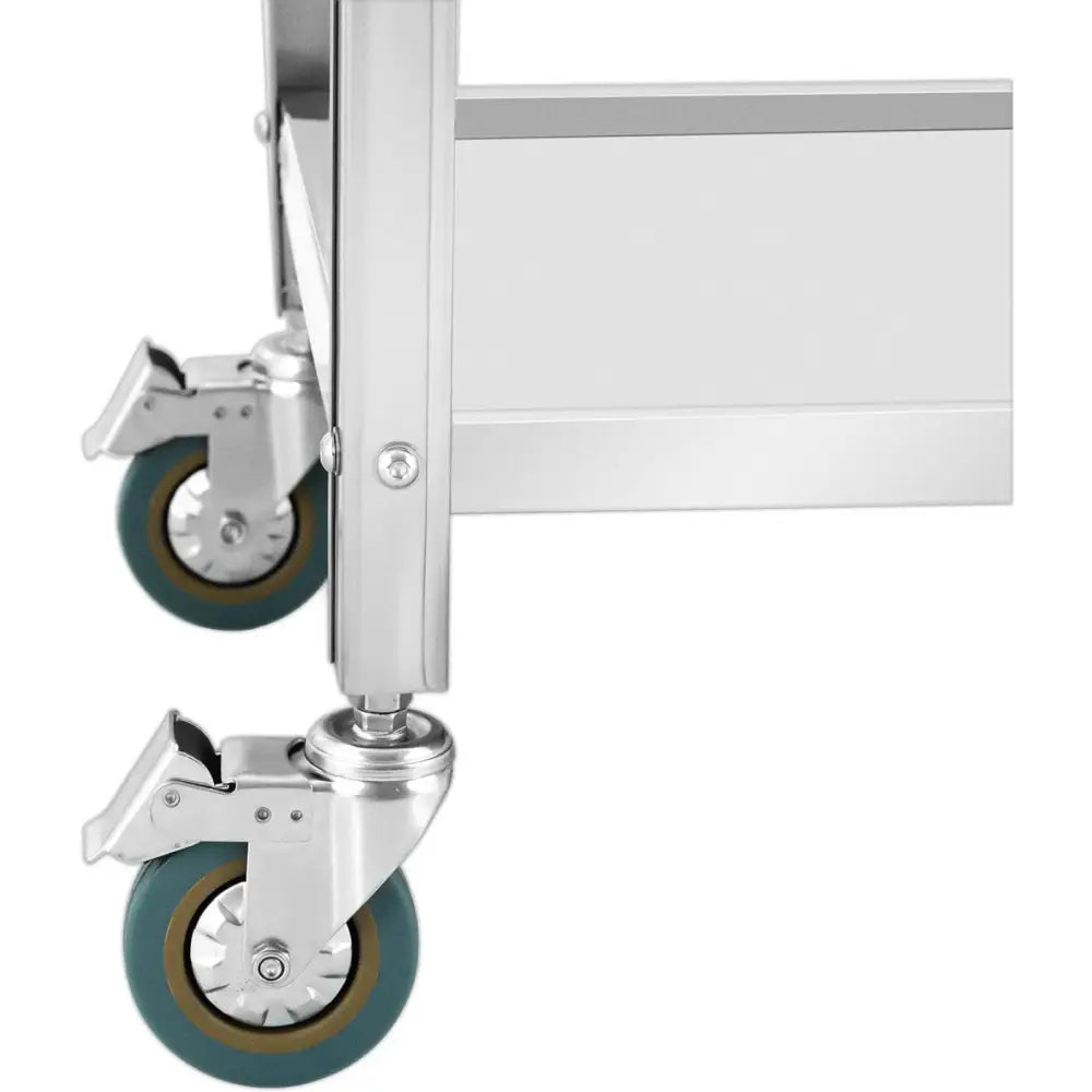 Serveringsvognhjul med grå-blå gummi, bremser og metallbeslag, sett fra siden festet til sølvfarget stativ.