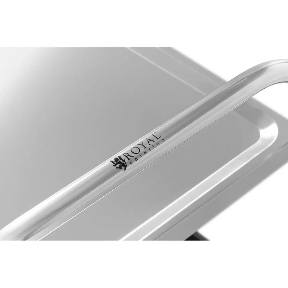 Serveringsvogn, nærbilde av blankt metallhåndtak med gravert logo og speilblank overflate.