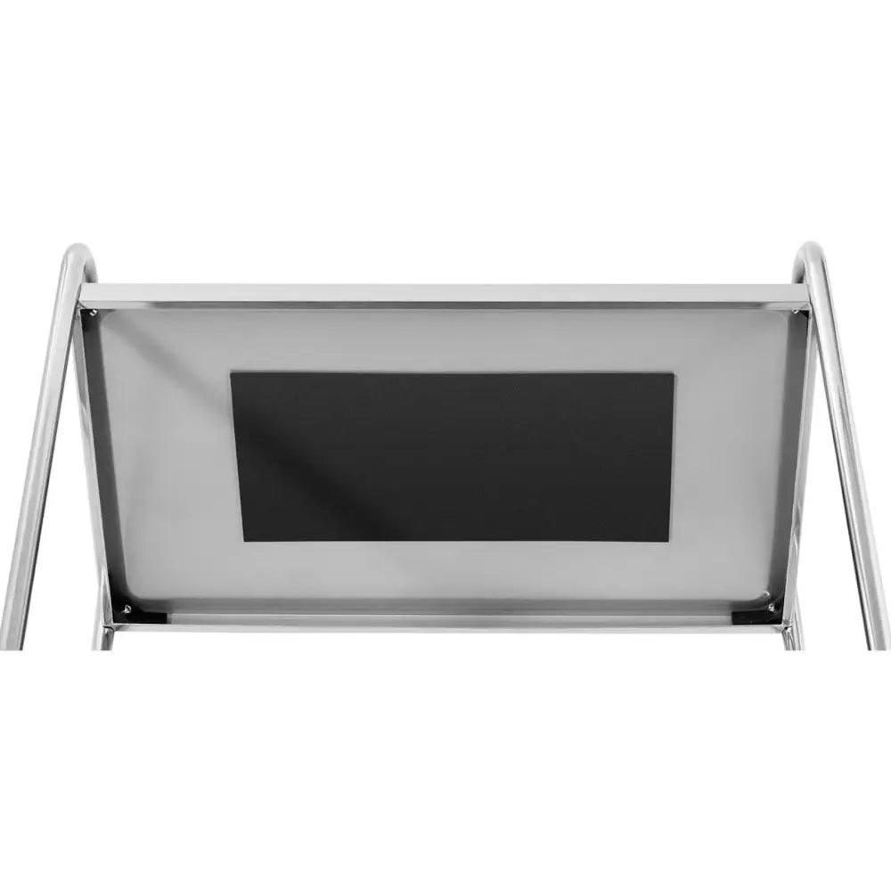 Serveringsvogn med to metallhyller og svart panel, sett forfra i nærbilde mot nøytral bakgrunn.