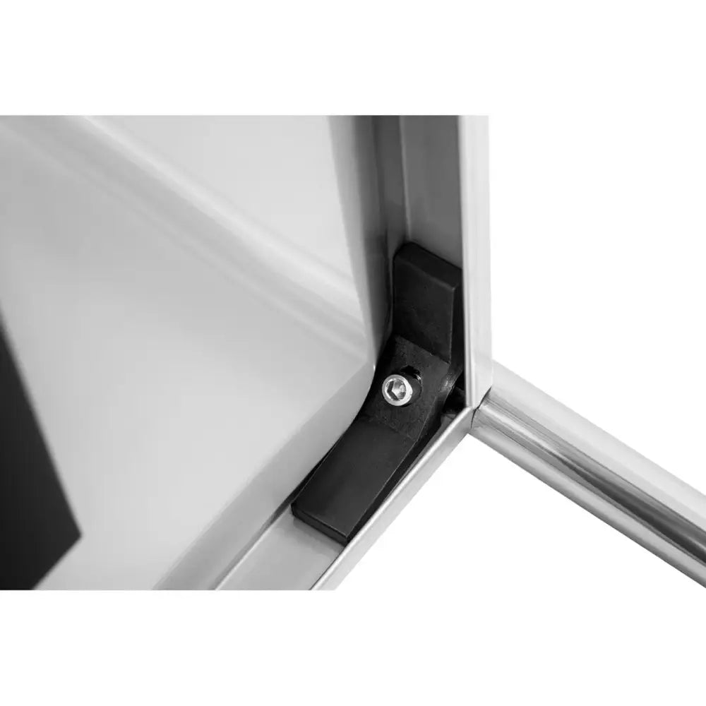 Serveringsvogn, detaljert nærbilde av hjørnet med metallramme, svart plastforsterkning og synlig skrue.