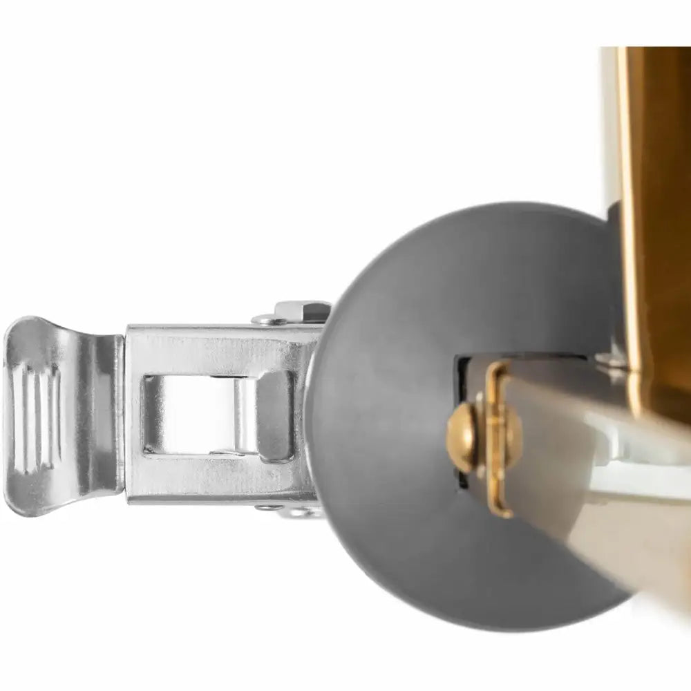 Serveringsvogn med 3 hyller, detaljert sidevisning av metallhengsel i sølv og messing mot glass.