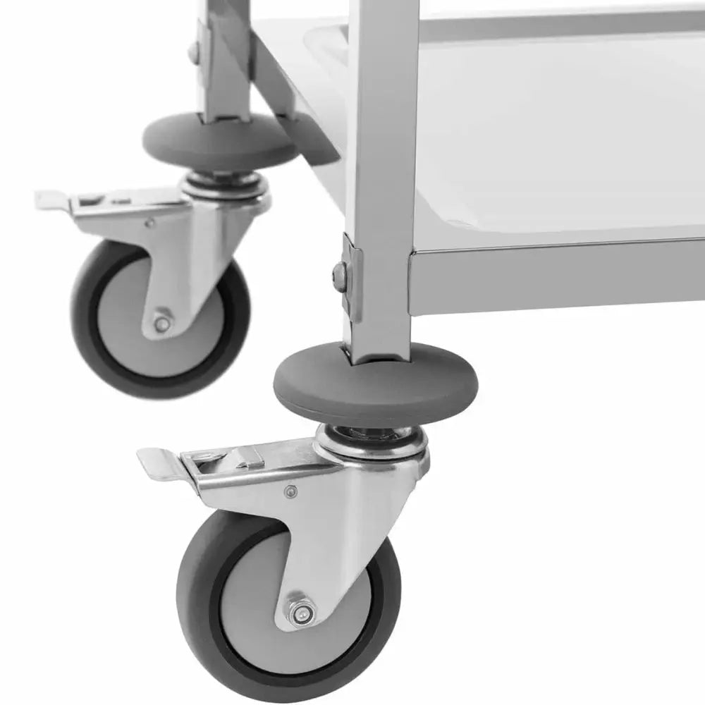 Serveringsvogn med 3 hyller, nærbilde av sidehjul med grå gummikant og synlig bremsefunksjon.