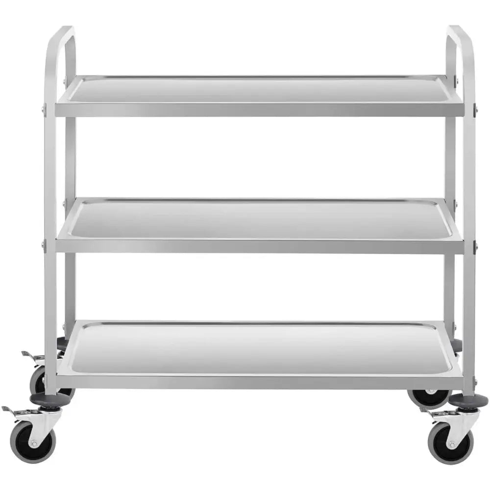 Serveringsvogn i rustfritt stål med tre hyller, sett forfra, store svingbare hjul med brems vises nederst.