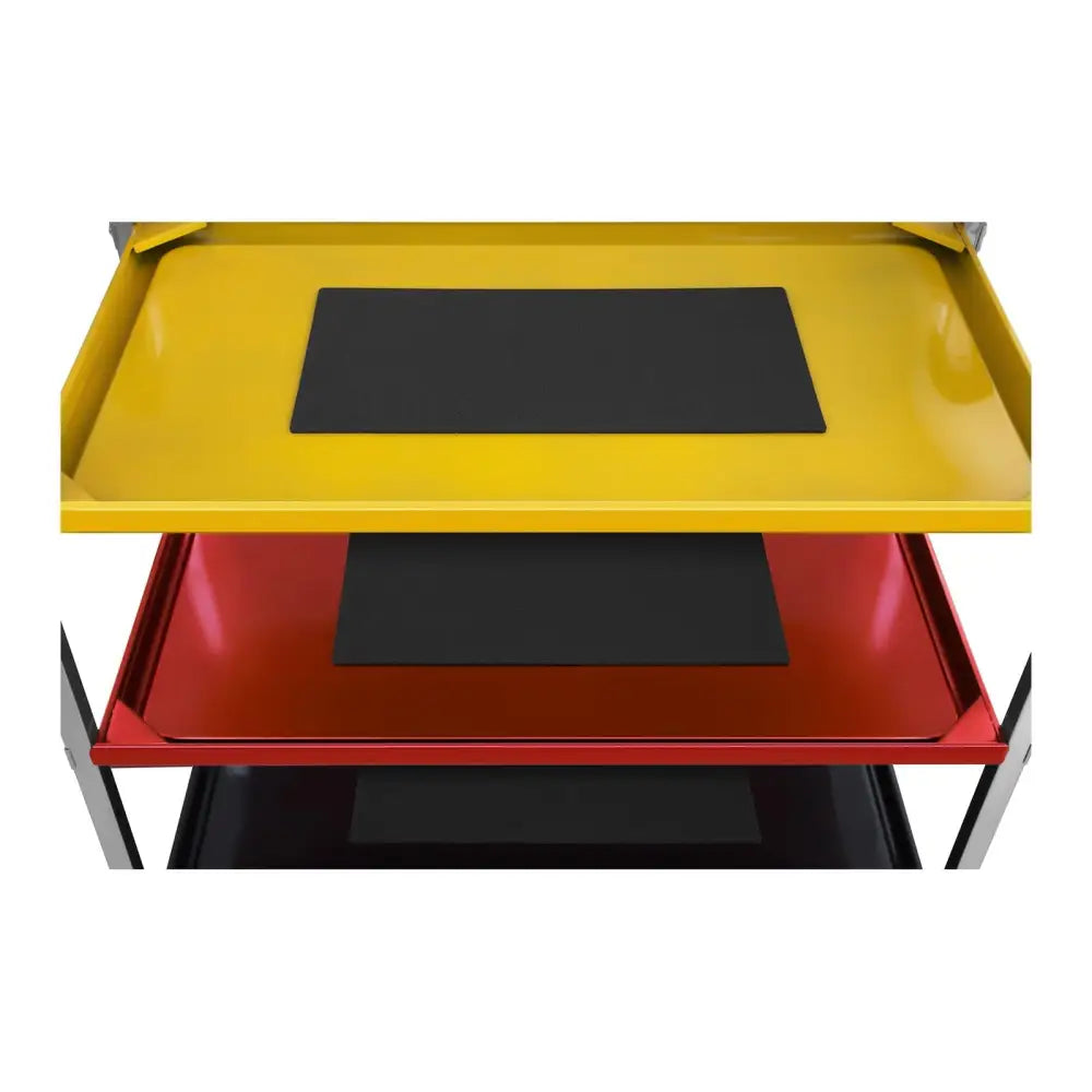 Serveringsvogn med tre metallhyller i gult, rødt og svart, sett ovenfra med svarte rektangulære matter.