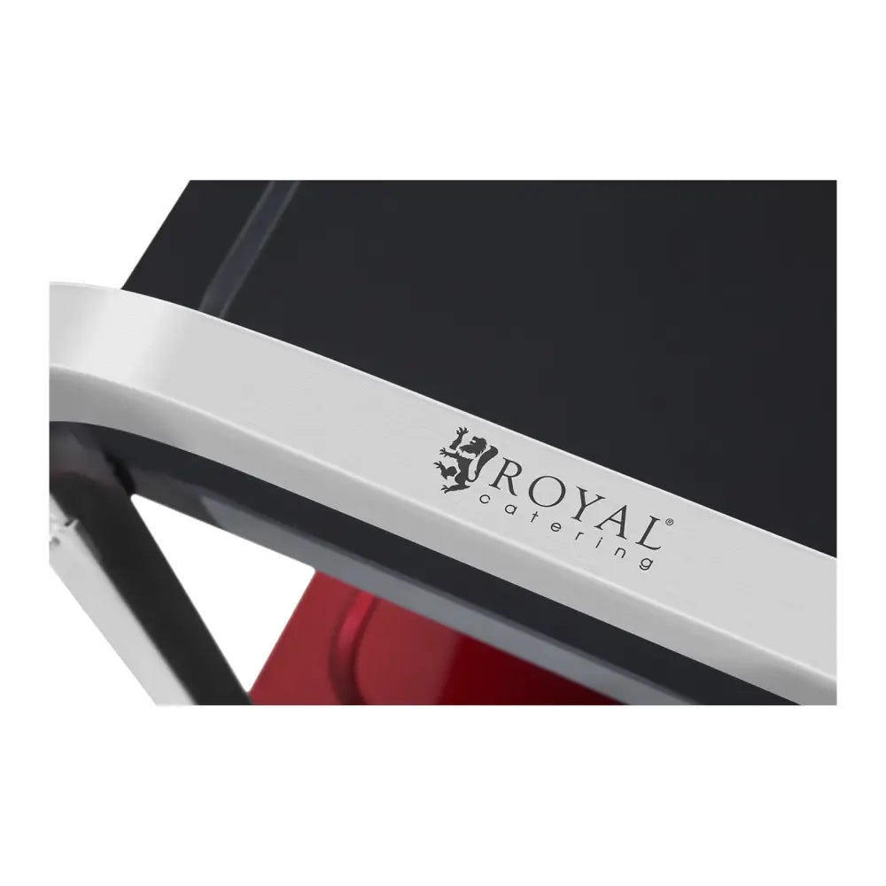 Serveringsvogn med tre hyller, nærbilde av sølvfarget metallramme med Royal Catering-logo og sorte flater.