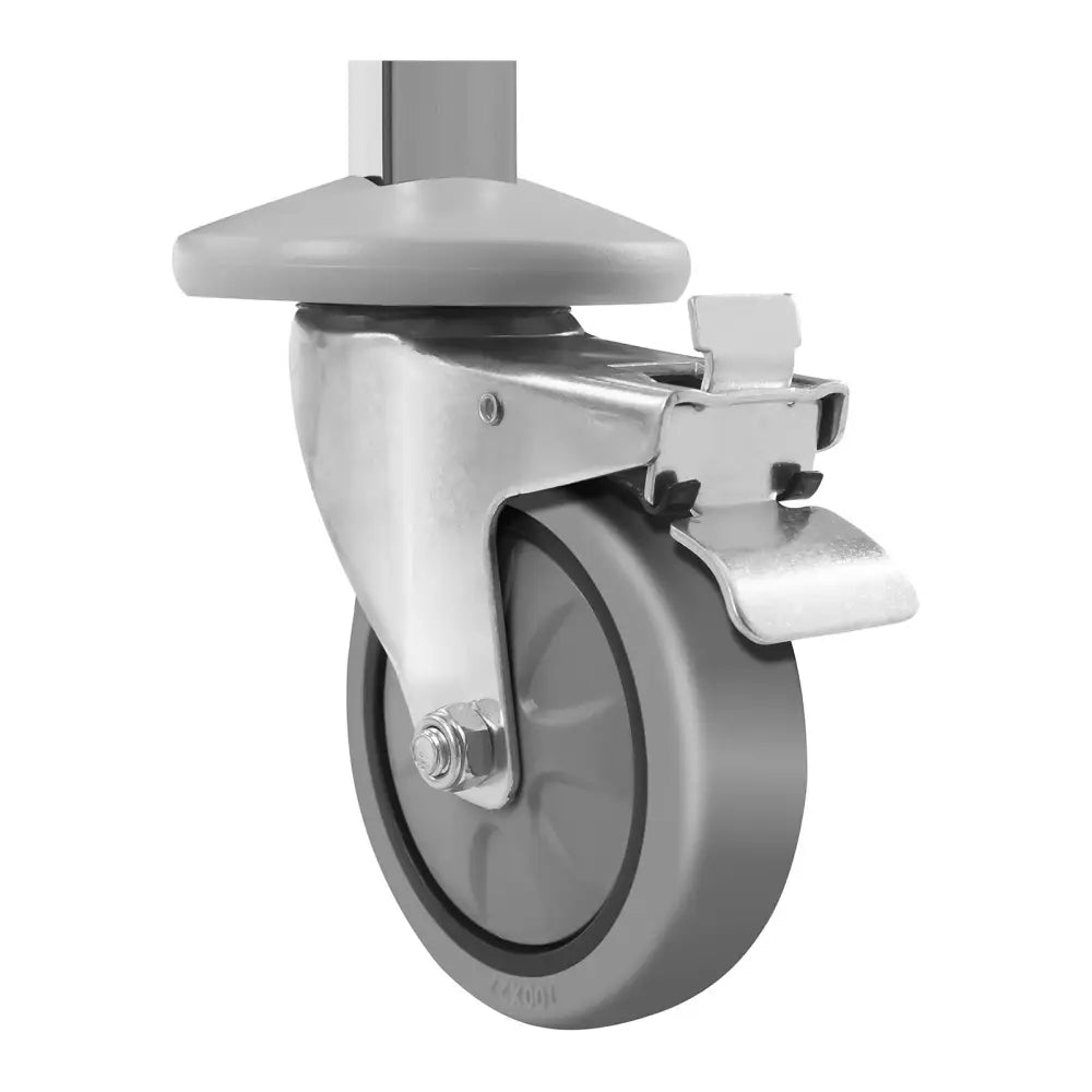 Grått gummihjul med bremsepedal og metallfeste, nærbilde av hjul til serveringsvogn mot hvit bakgrunn.