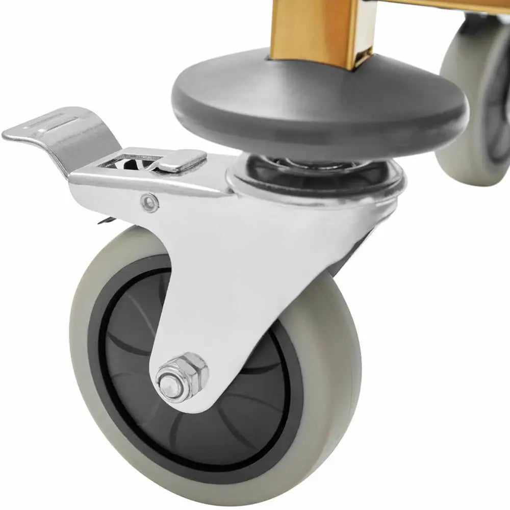 Grått og sort hjul med metallbremse på serveringsvogn, viser robust konstruksjon og moderne design.