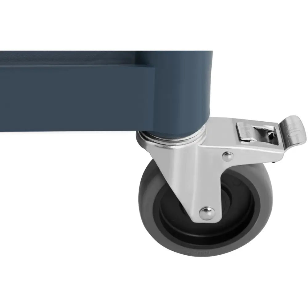 Serveringsvognhjul i plast og metall, nærbilde av svart hjul med brems på mørkeblått metallben.