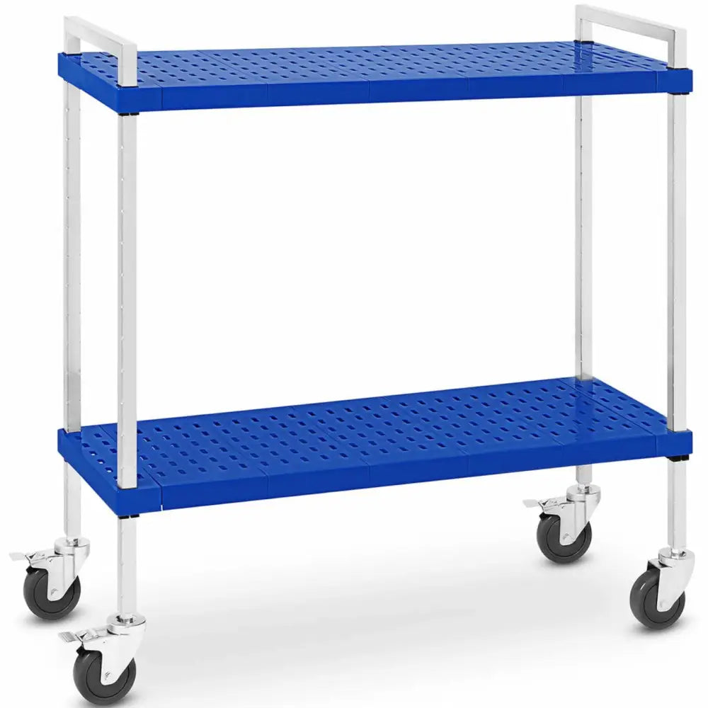 Serveringsvogn med to blå, perforerte hyller i plast, fire låsbare hjul og sølvfargede ben, sett skrått.