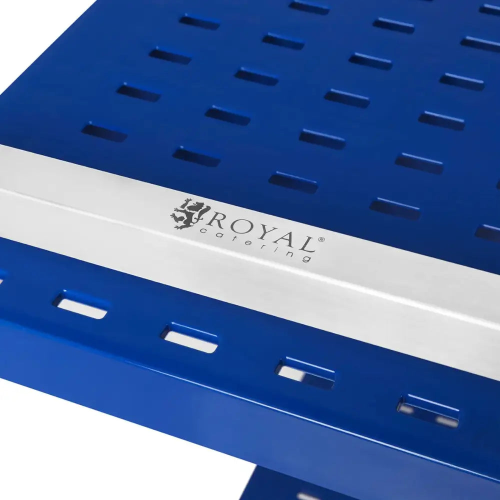 Blå metallhylle fra serveringsvogn, nærbilde som viser rektangulære hull og Royal Catering-logoen.