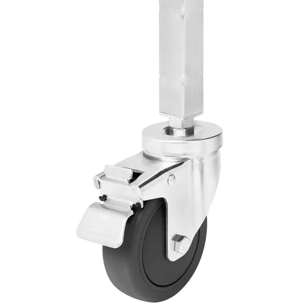 Svingbart hjul med integrert brems i svart plast og metall, nærbilde av feste på serveringsvogn.