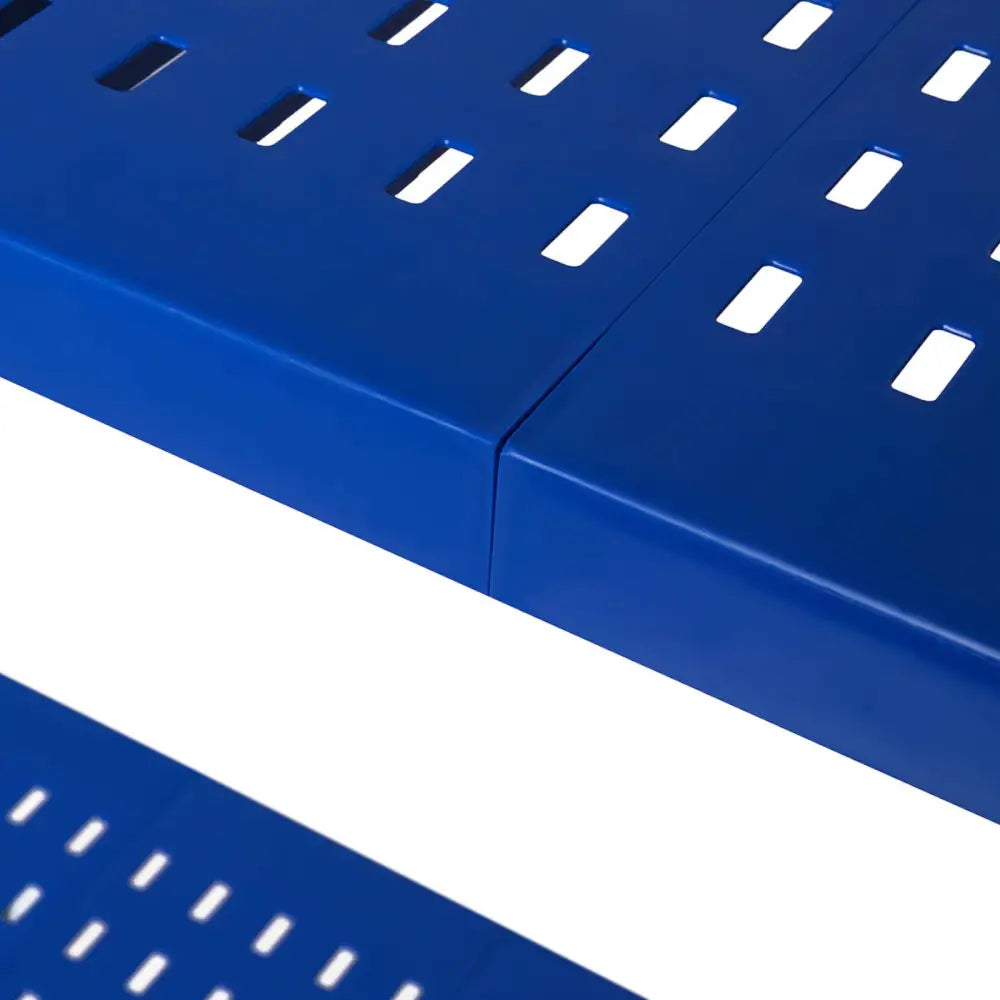 Serveringsvogn, detalj av to blå metallhylleplater med rektangulære luftehull og markert skjøt fra skrå vinkel.