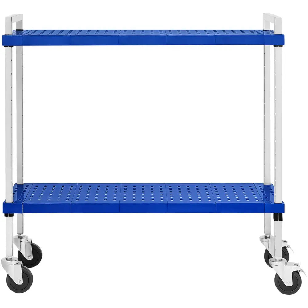 Serveringsvogn med to blå perforerte hyller, sett forfra, sølvfargede ben og fire svingbare hjul.
