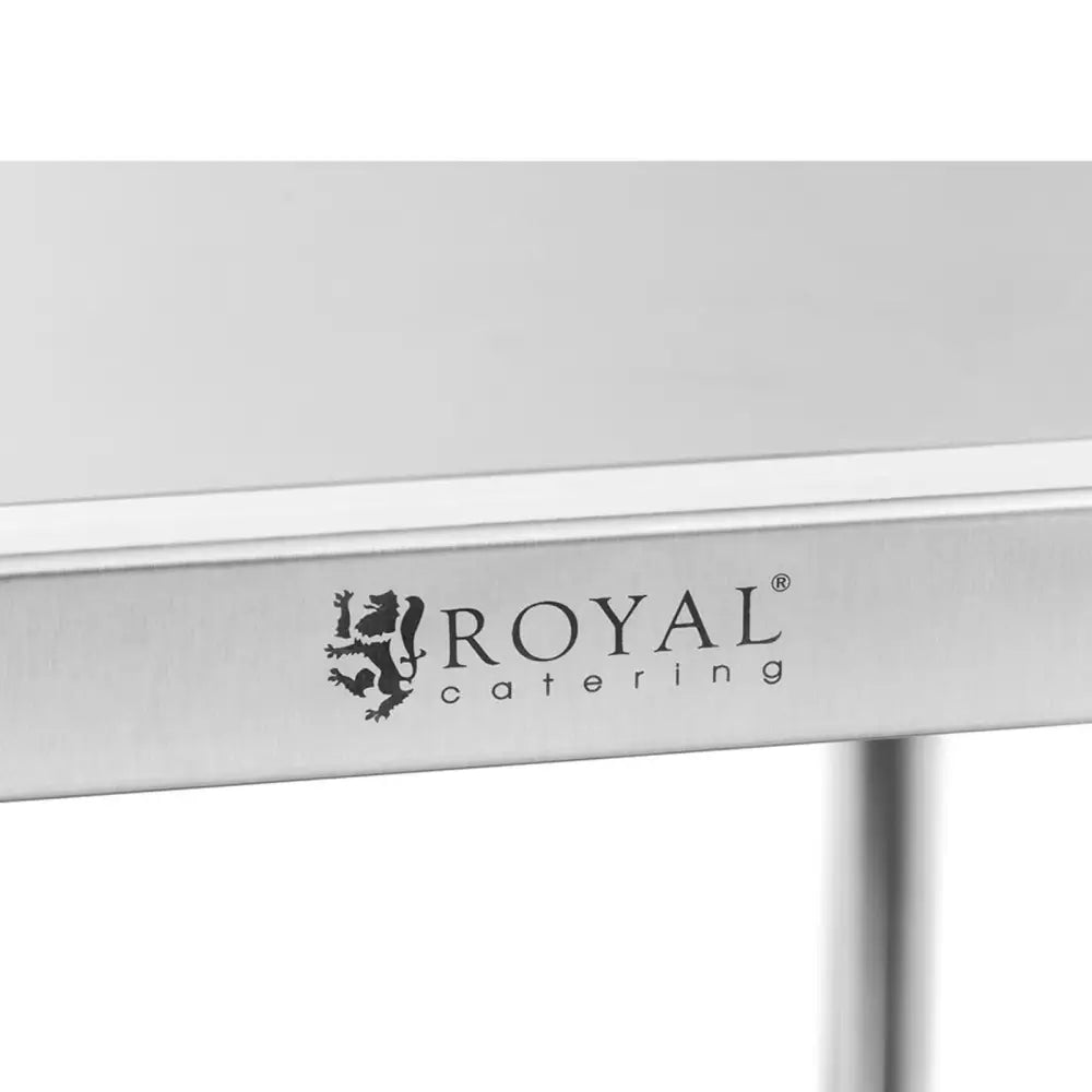 Serveringsvogn, nærbilde av børstet stål med svart Royal Catering-logo og synlig rund benstang nederst.