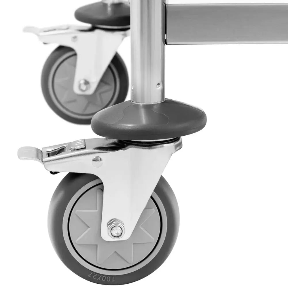 Serveringsvogn, detaljert sidebilde av grått plasthjul med synlig bremsemekanisme og metallstativ.