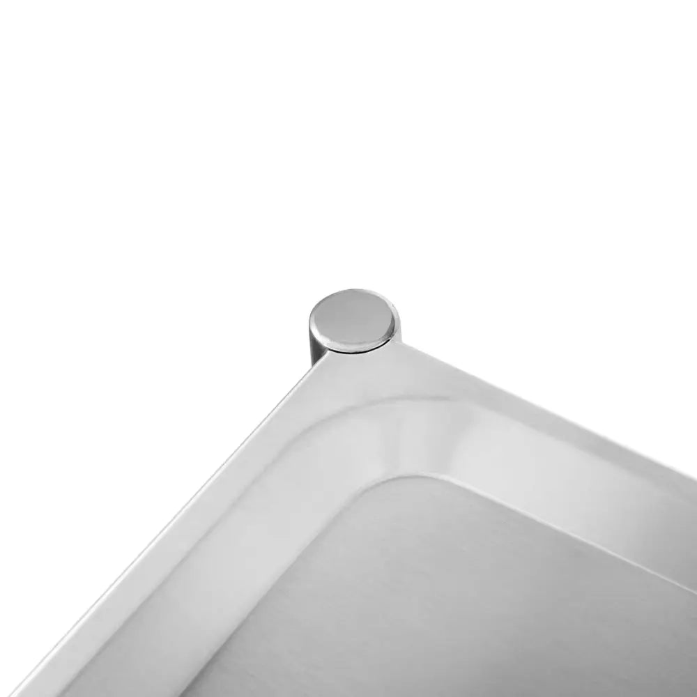 Serveringsvogn i børstet metall, nærbilde av hjørne med avrundet kant og tydelig sveisepunkt.