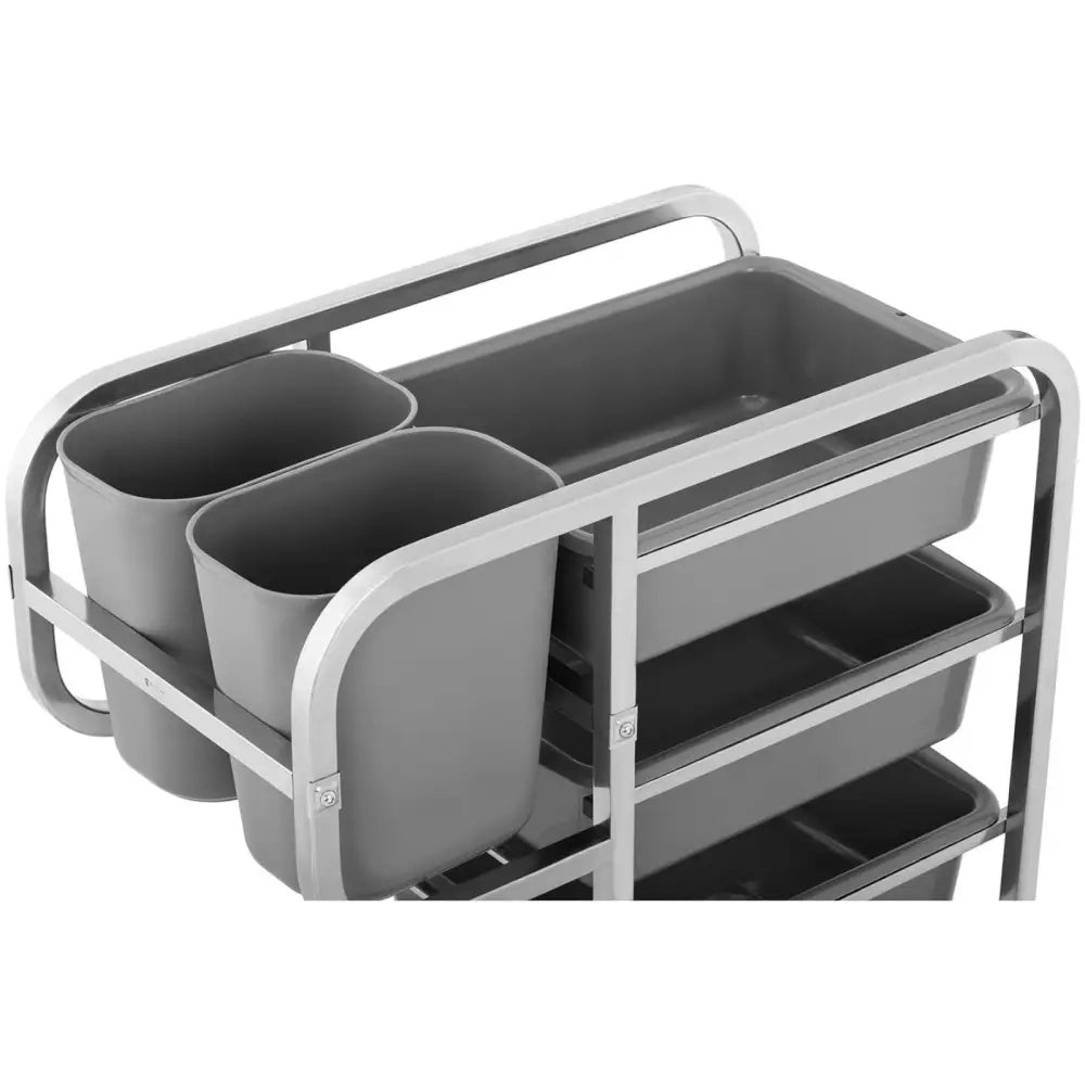 Serveringsvogn for skittent servise, skrå oversiktsvinkel med tre grå bokser i forskjellige størrelser øverst.