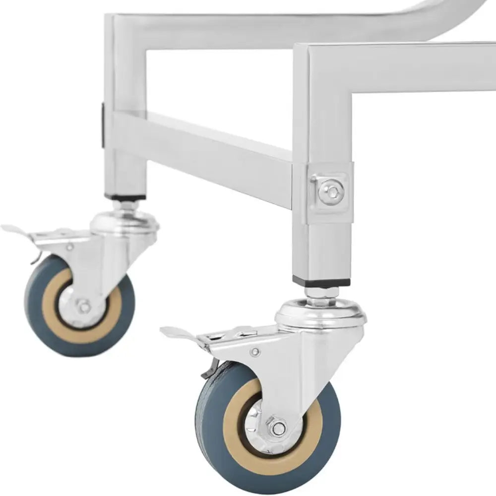 Serveringsvognhjul med blå og beige gummibelegg, nærbilde av bremsesystem og sølvfarget metallstativ.