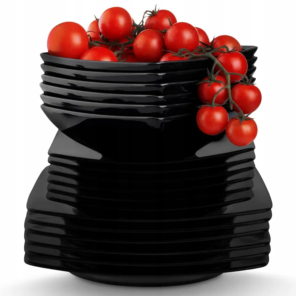 Servise Epiri middagssett, firkantede svarte tallerkener stablet med røde cherrytomater på toppen.