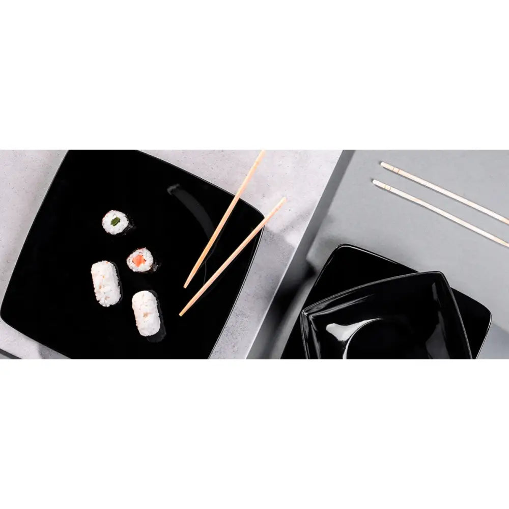 Servise Epiri middagssett, sorte kvadratiske tallerkener og boller med sushi og spisepinner sett ovenfra.