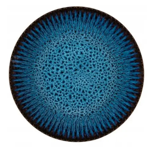 Keramikk tallerken fra Lubiana Stoneware Cosmos, sett ovenfra med blått midtfelt og radiert mønster mot mørk kant.