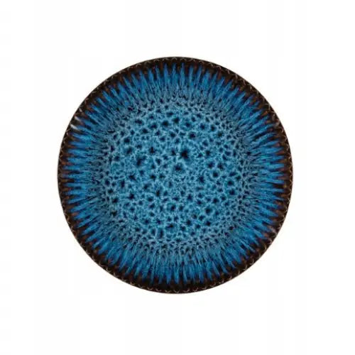 Tallerken fra Lubiana Stoneware Cosmos, sett ovenfra med blått og svart senter og håndlaget tekstur.